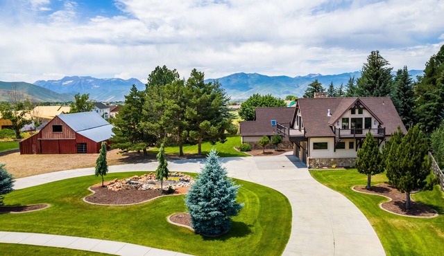 New! Chef’s Kitchen, 15 min to Deer Valley Gondola 2.6ac Privacy, Hot tub, Sauna