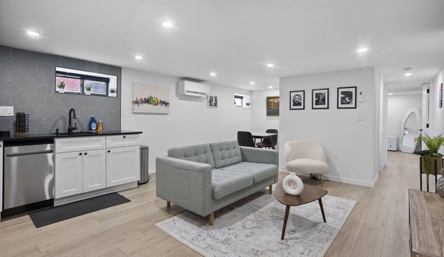 New Chic Modern-Boho Apartment in Center City !