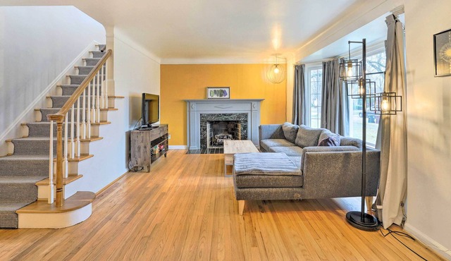 NEW! Chic Pet-Friendly Grosse Pointe Woods Getaway