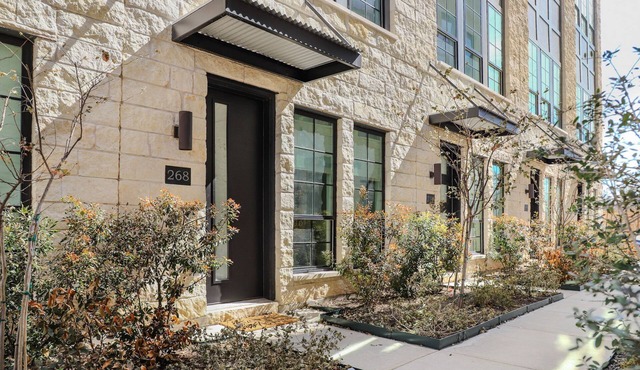 New Chic Retreat Walkable to Restaurants, Bars!