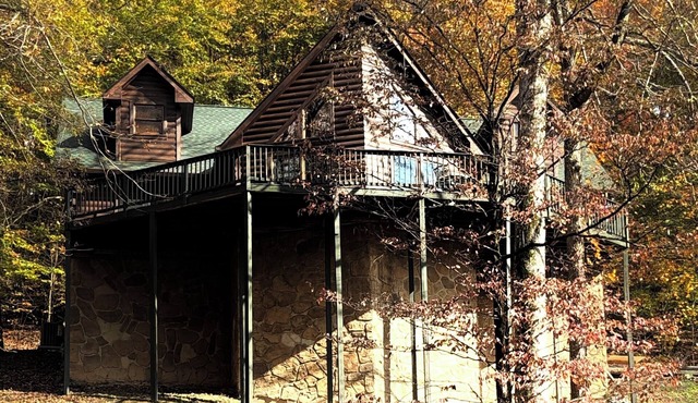 New! CHL Treehouse, Cozy 3-bedroom Log Cabin, 5 minutes to Center Hill Marina