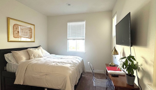 NEW, CLEAN AND PRIVATE. Charming 1-bedroom house with free WIFI