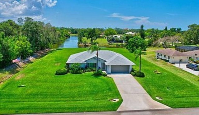 New, clean and spacious house in Central Naples, close to beach, Pet friendly!