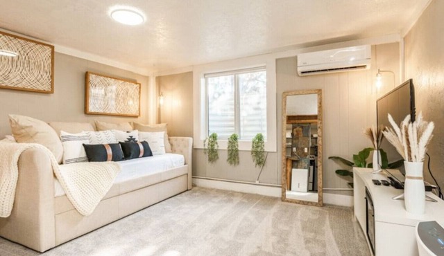 *NEW* Clean & Cozy Local Living-Walk to River/Lake