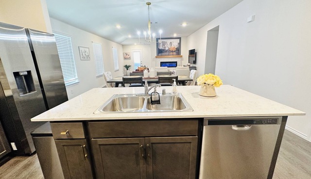 New-clean Gorgeous home King/3Queen/2Twin beds Perfect for long stays!