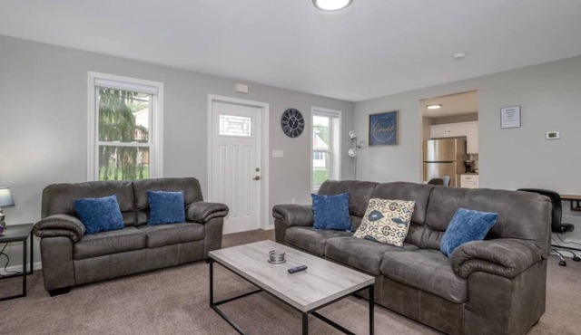 NEW! Clean & Remodeled Home in Cuyahoga Falls! Right by the National Parks!