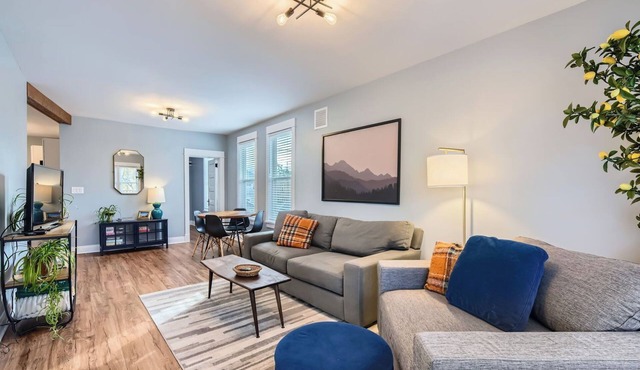 NEW, clean & sunny, 2bd, private deck, 15min to Wrigley!