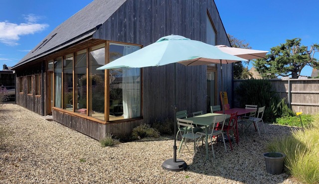 New, clear and sunny house, surrounded by a closed and sheltered garden.