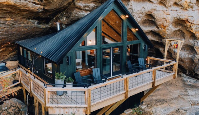 NEW Cliffside Unique Stay | Hot Tub | Steam Shower