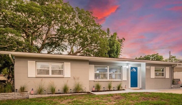 NEW⛱ Close to Beach Villa- Large Outdoor Grill Patio, 400Mb WiFi Office Spc & AC