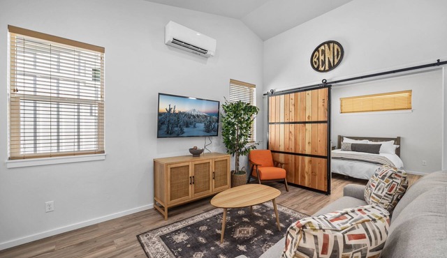 New! Close to Old Mill ~ Perfect Bend Home Base ~ Dog Friendly!