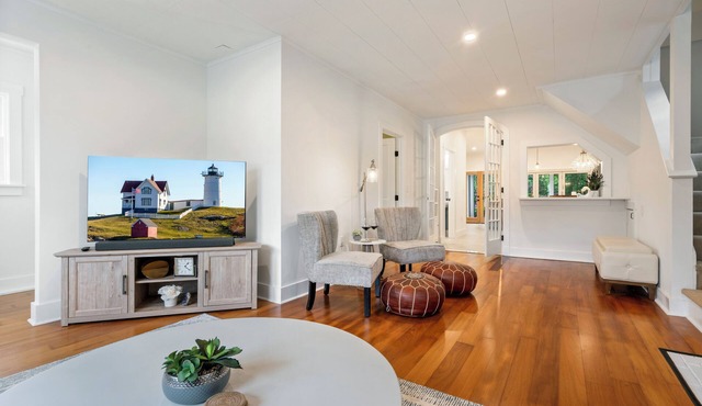 NEW! Coastal Beach House, Steps to Cape Neddick Beach with 4Br+Sleeps 9!