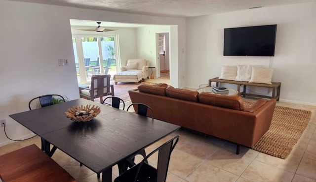 NEW Coastal comfort, 3 bedroom, minutes from beach, walk to local restaurants