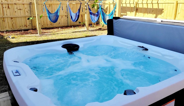 New Coastal Getaway Southport {3-King Beds, Hot Tub}