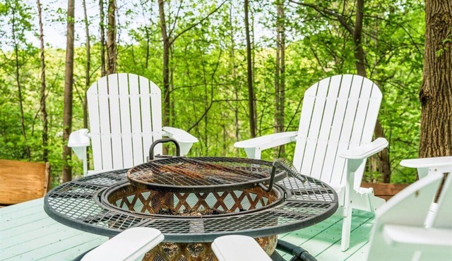 NEW Colorful Cottage + Hot Tub + Pets + 15 min to LAKEn