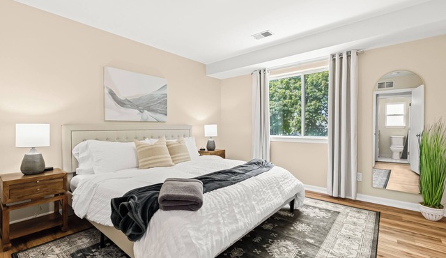 New! Comfortable 1BR Upper Flat, Roseville Downtown