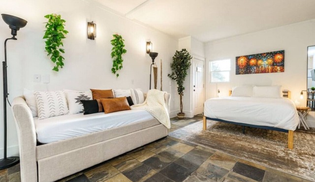 *New* Comfortable Studio*Walk to River/Park/Coffee