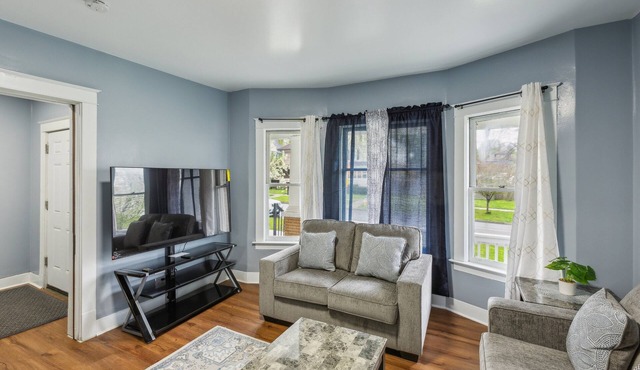 NEW! Comfy 3BR Flat Close to the Falls