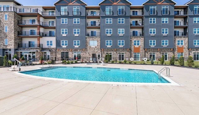 NEW Condo | Hot Tub | Pool | Restaurant | FLX