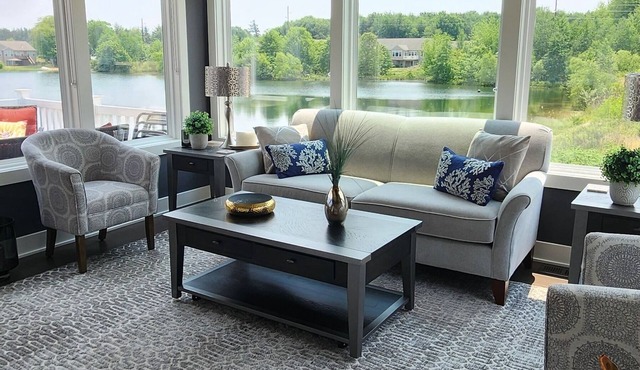 New condo on large swimming pond with double kayak