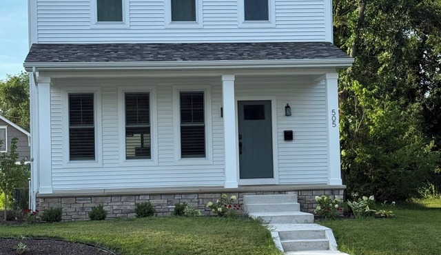 New construction 4 BR 4.5 bath less than a mile from Notre Dame and Eddy St