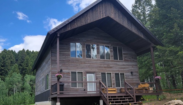 New construction, hot tub, 12 miles to Yellowstone, WiFi, AC, firepit,