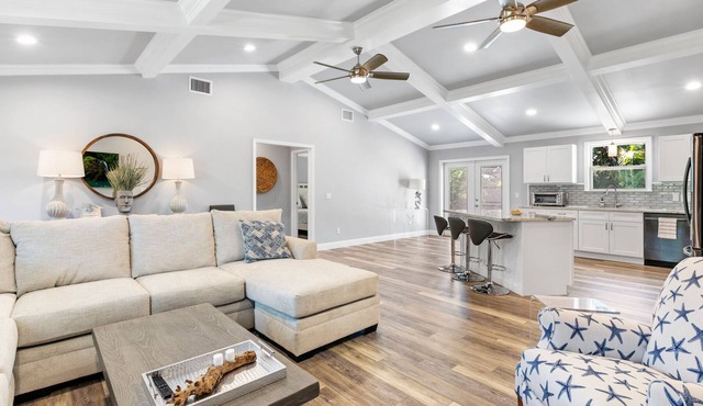 New Construction- Hot Tub - 1.3m to Beach, 2 KING Beds.