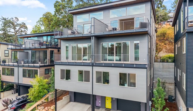 NEW Construction, Magnificent NEW Townhome in dt Hood River w/Rivr views, garage