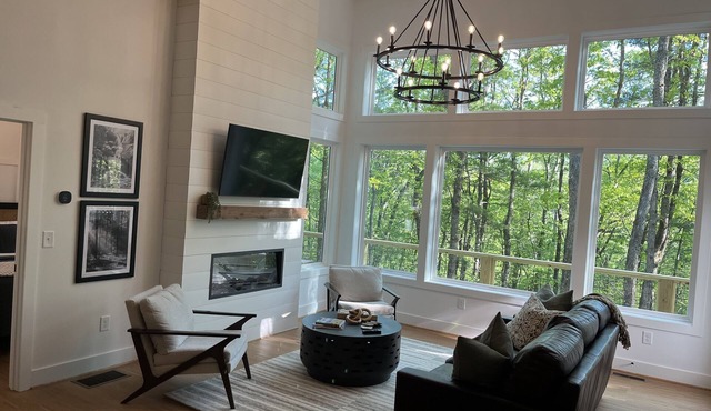 New Construction Modern Mountain Cabin close to Helen and Dahlonega