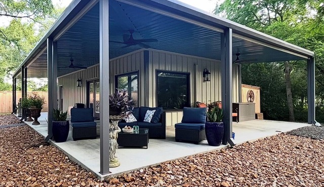 New construction modern guesthouse located close to Texas A&M and Kyle Field