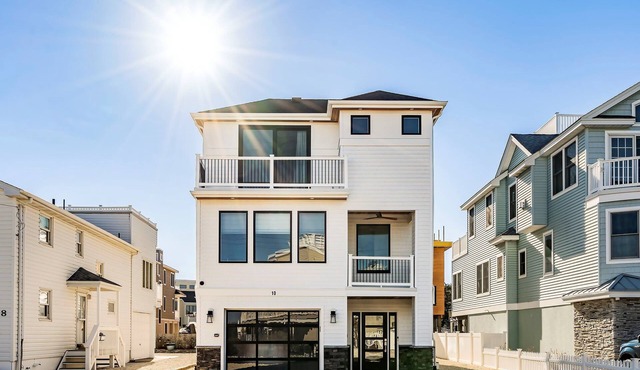 New construction pristine beach house 5 houses from the ocean