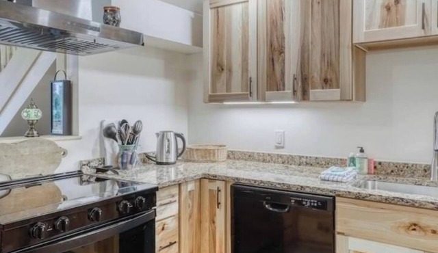NEW Construction! Ski-In/Ski-Out Condo, fire place, Bunk room