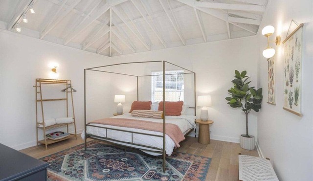 New Construction - Sleeps 4 - Close to Broadway!