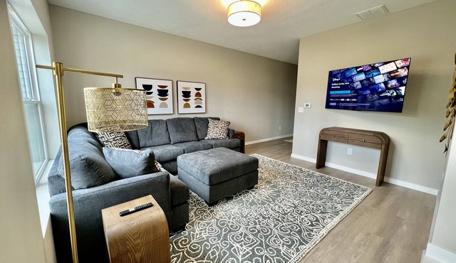 New Construction Townhome - 3 King Beds/2.5 Bathroom!