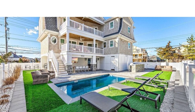 New Construction, 5 bedrooms with a pool