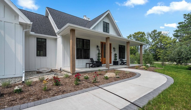 New Construction w/Hot tub - Luxury home in Sister Bay- Great for Groups!