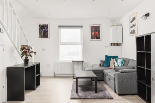 New! Contemporary 2BR Flat in South Croydon