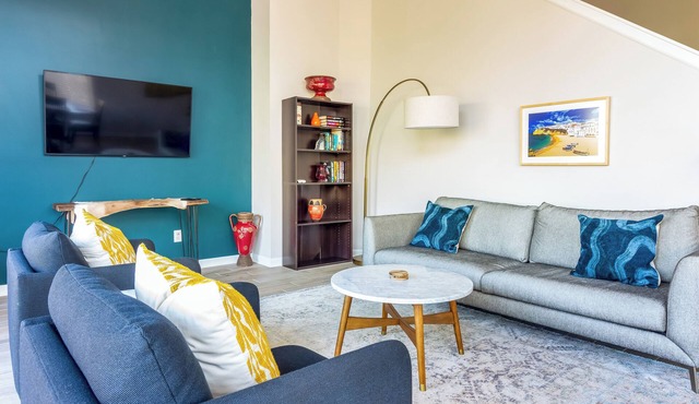 NEW Contemporary Downtown Loft Walk Everywhere