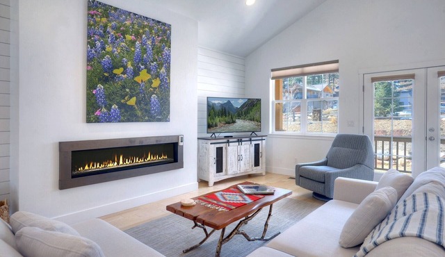 New Contemporary Mountain Home - 12 Min. to Durango - Central AC - Views