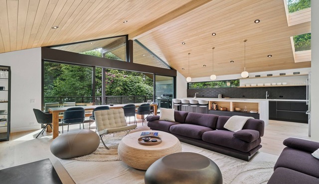 New contemporary spacious home near Manzanita Beach