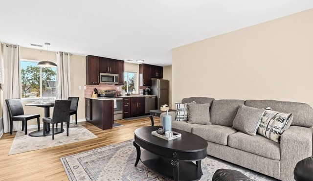 New!Contemporary UpperFlat Near Downtown Roseville