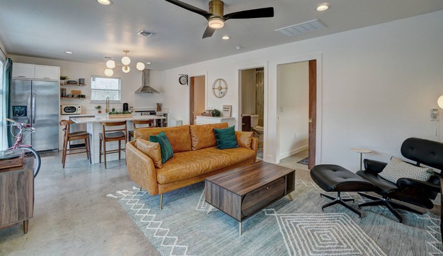 ~New~ Contemporary Cottage in great LOCATION with mountain VIEWS!