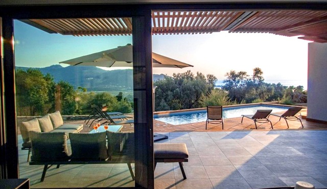 NEW/Contemporary villa - large terrace - heated swimming pool