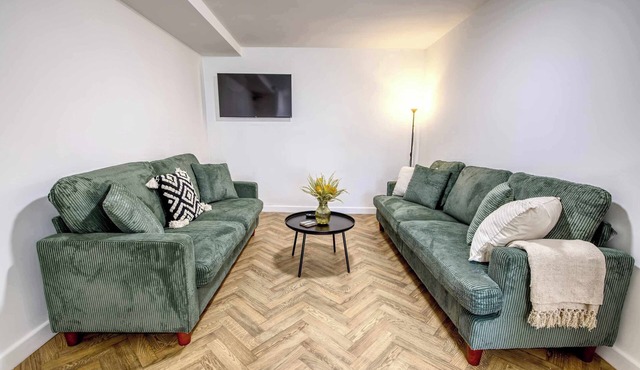 NEW Contractor 5-Bed 3-Bath Central Redcar