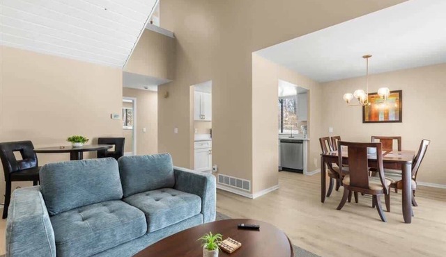 NEW Corp/Bus Townhome New Hudson