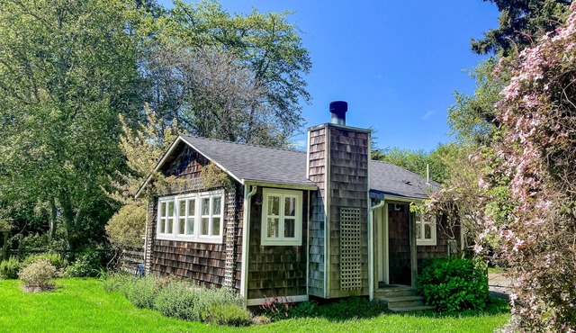 New cottage in a farm setting w/a shared game room near beaches & parks
