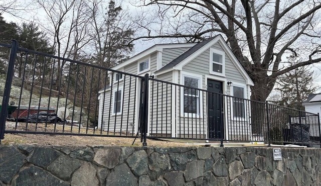 New cottage just steps from Cohasset Village Center. Monthly stays Only.