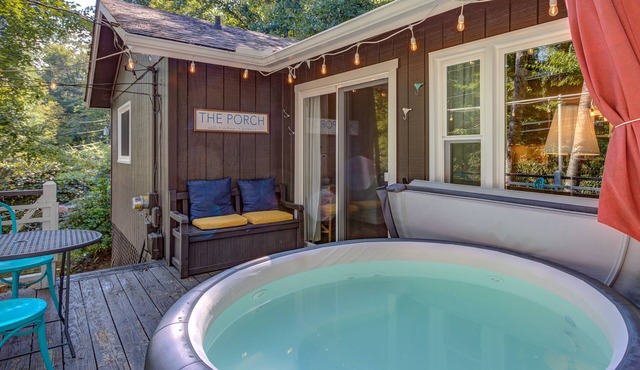 New! Cottage On The Rocks, Pet Friendly, Hot Tub, Central Location
