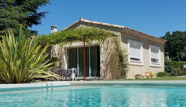 New cottage, with swimming pool facing the Luberon