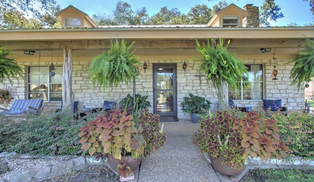 NEW! Country living on Acres I 20 Mins to Austin